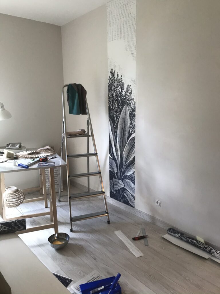 collage du 1er lé de papier