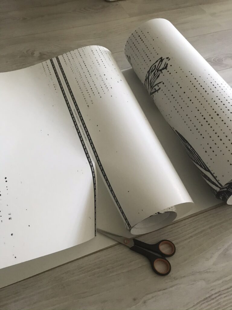 découage des différents lés de papier peint