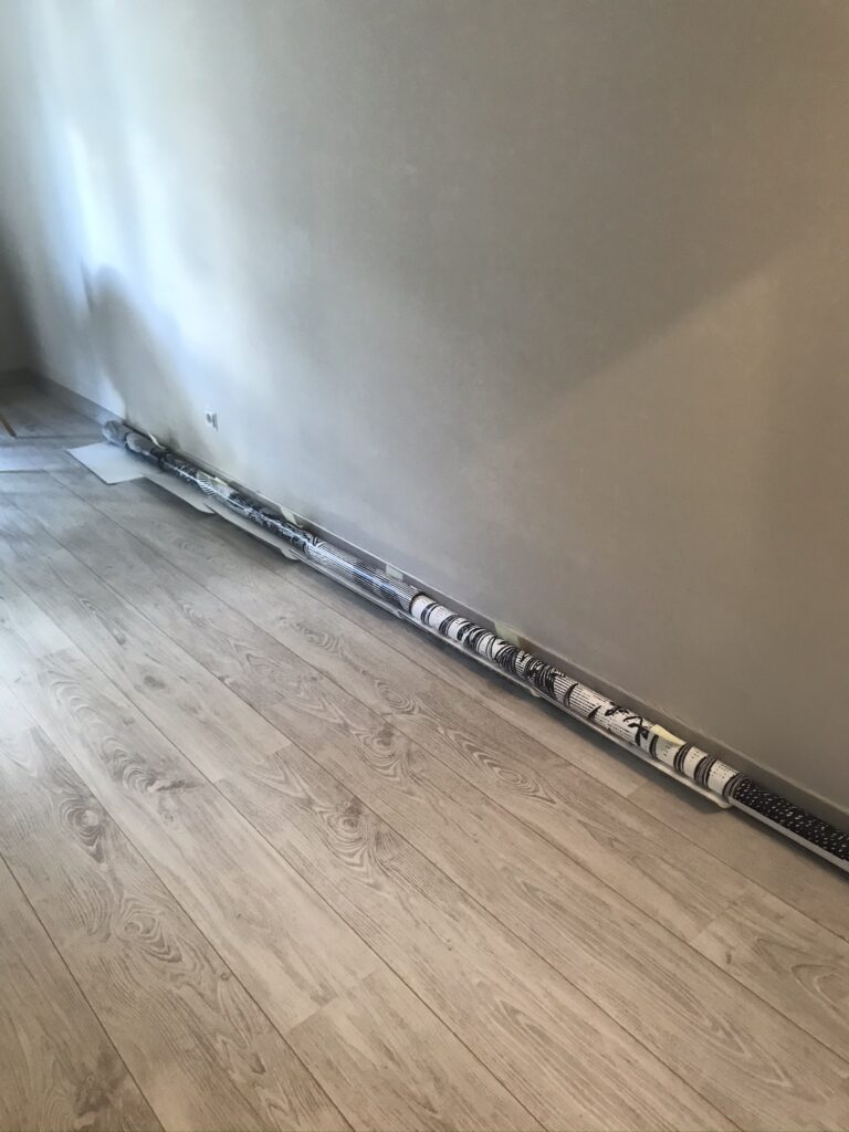 disposition des différents lés de papier