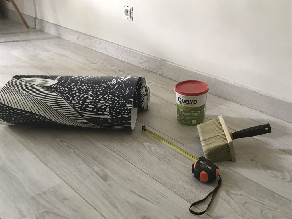 photo présentant une partie du matériel pour la pose du papier peint panoramique