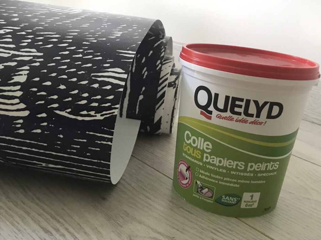 zoom sur la colle utilisée pour poser du papier peint