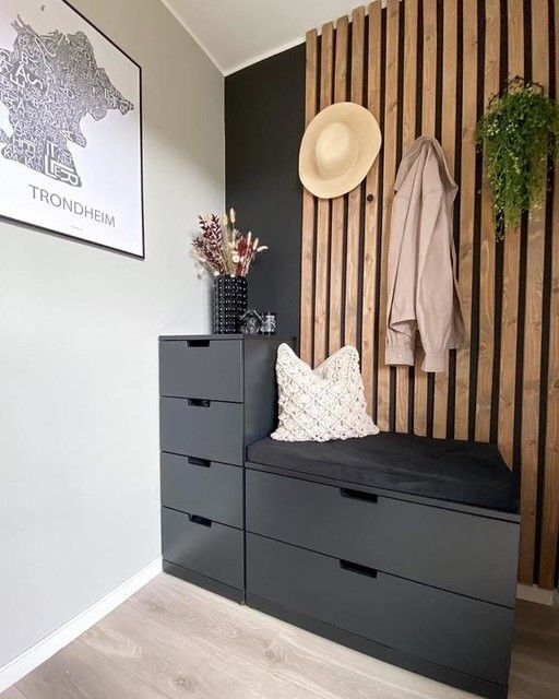 Entrée décorée avec des tasseaux de bois et un meuble de rangement