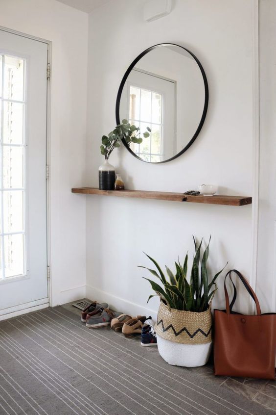 Miroir et tablette dans une entrée