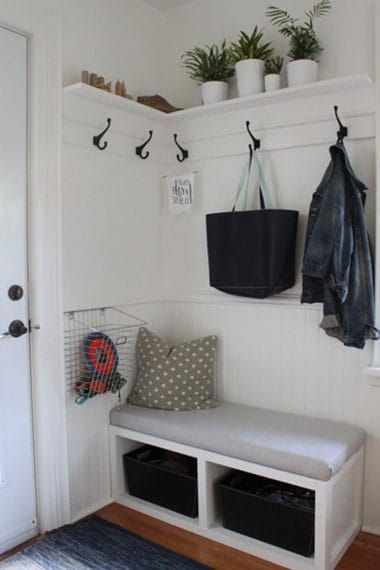 Entrée avec une assise et quelques patères pour accocher vestes et sacs à main
