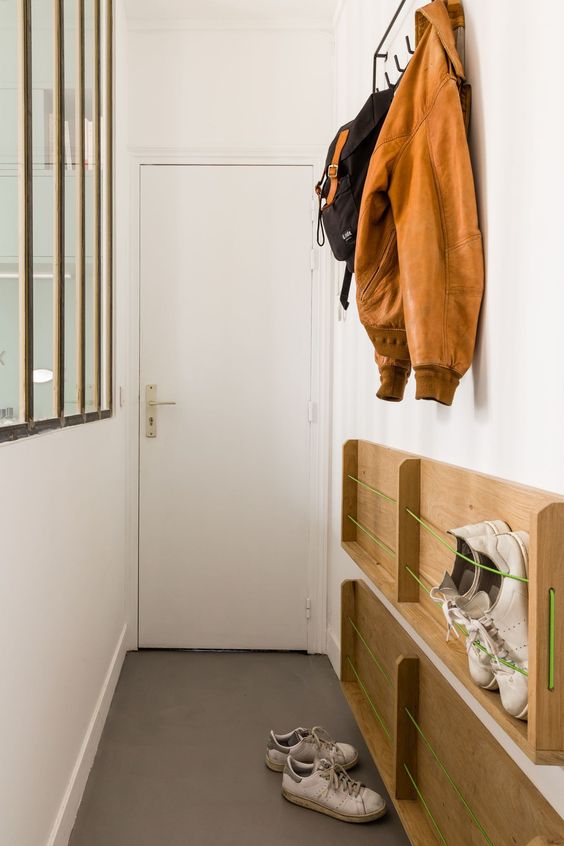Rangemenst astucieux dans l'entrée d'un studio
