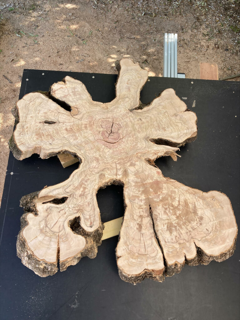 Photo représentant le plateau d'une future table en bois et résine époxy