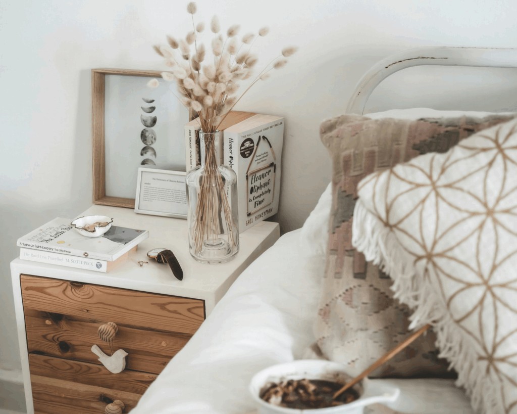 Jolie table de chevet en bois avec tiroirs pour rangement dans une chambre parentale
