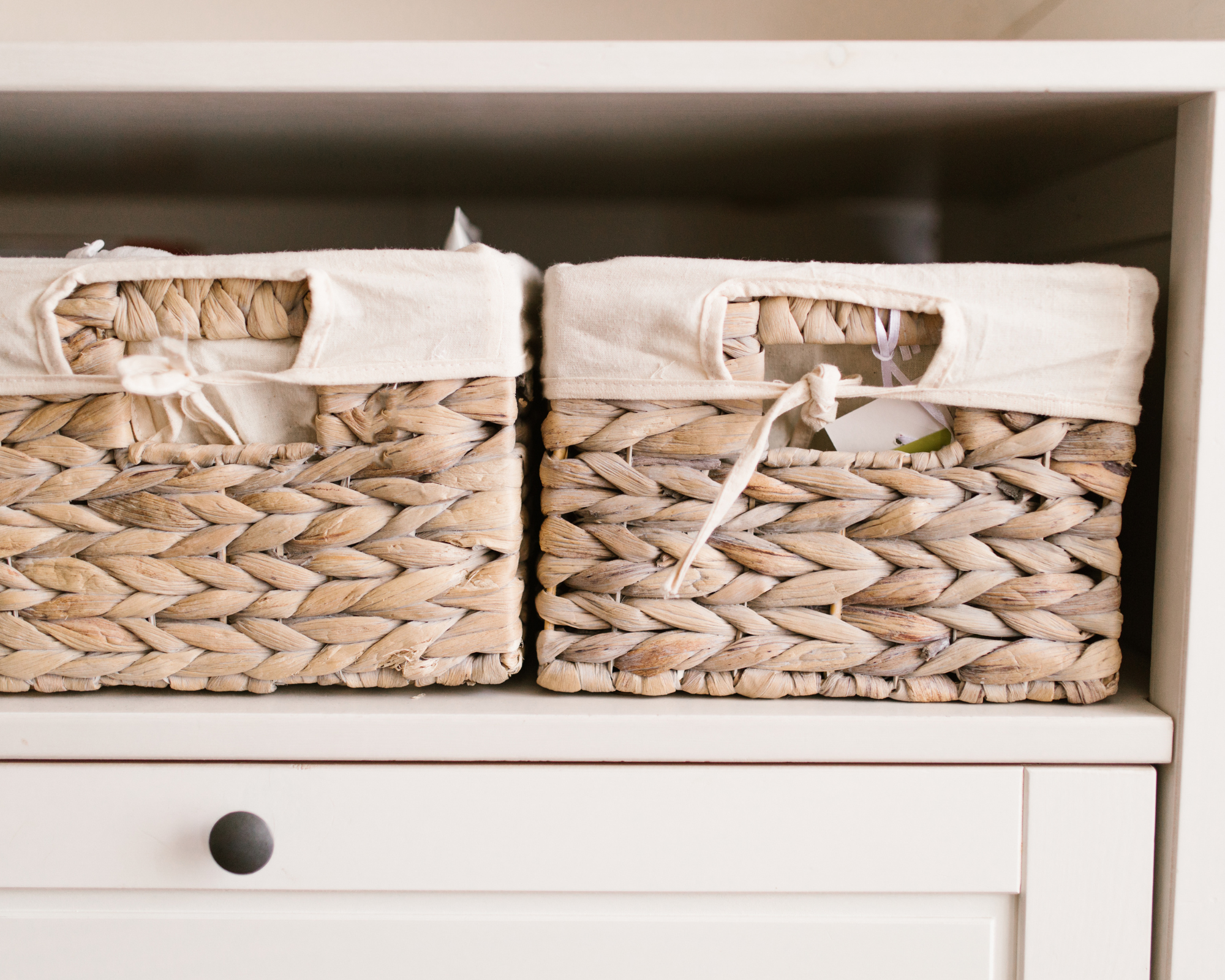 paniers de rangement pour placard dans une petite chambre parentale