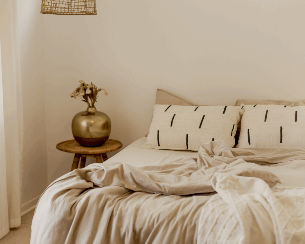 photo illustrant un lit dans une chambre petite chambre parentale