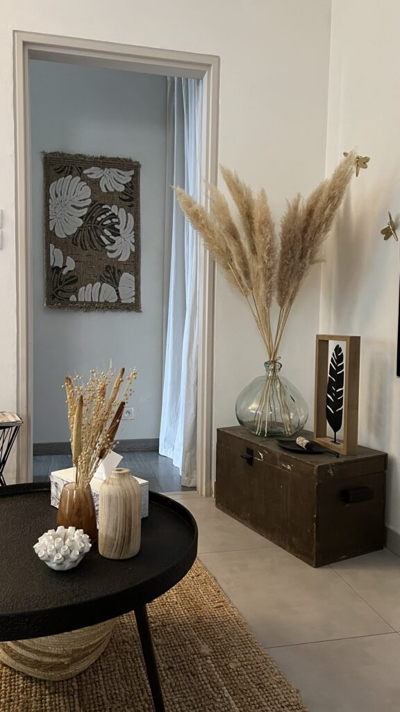 photo montrant un tapis fixé au mur pour une ambiance chaleureuse