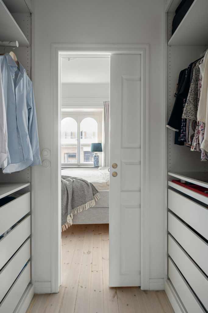 placard aménagé et bien rangé où chaque vêtement a une place bien spécifique