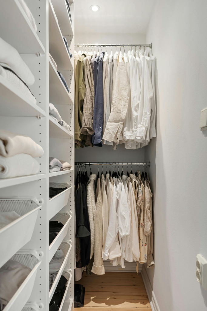 photo d'un dressing bien rangé grâce à la méthode Kaizen