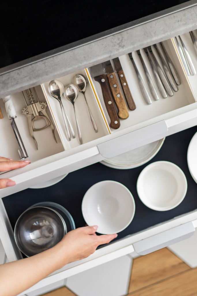 tiroir de cuisine en ordre