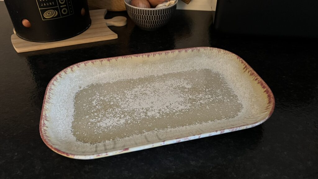 Superbe plat en grès à utiliser au quotidien lors de vos repas