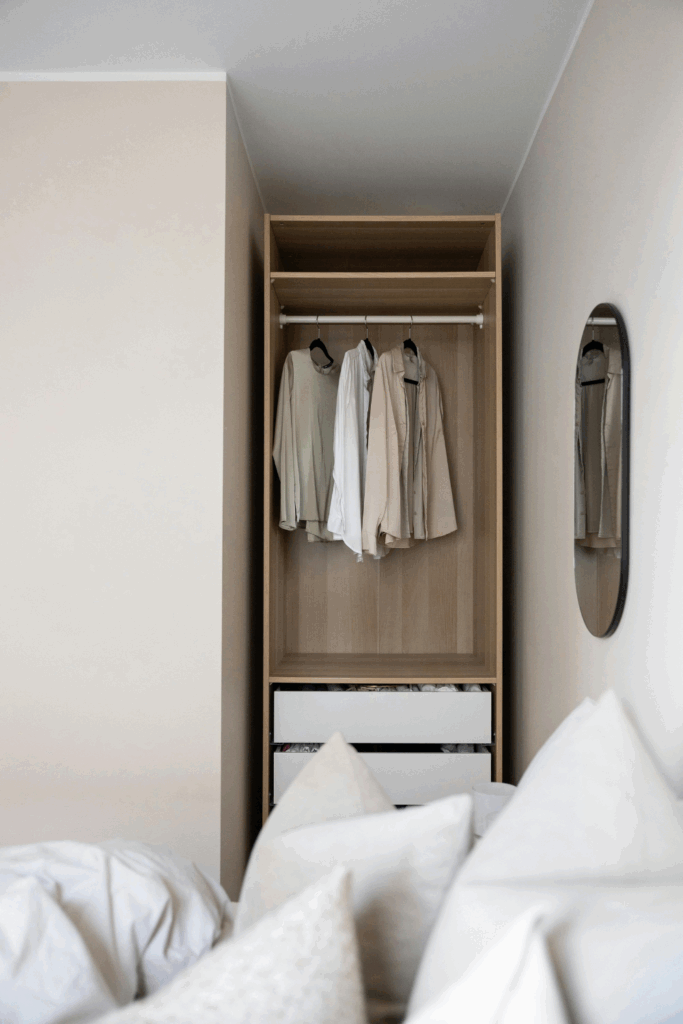 penderie installée dans une chambre en utilisant le maximum de hauteur verticale disponible : une astuce efficace avec le rangement vertical