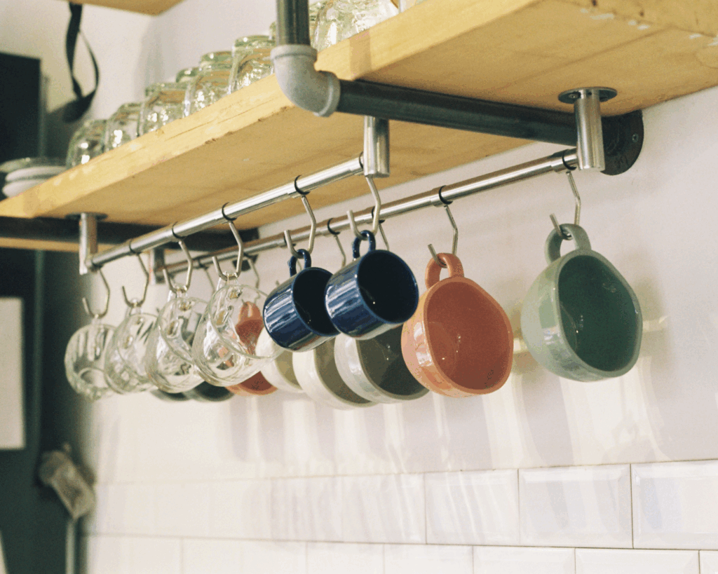 utilisation de barres murales pour ranger dans la cuisine