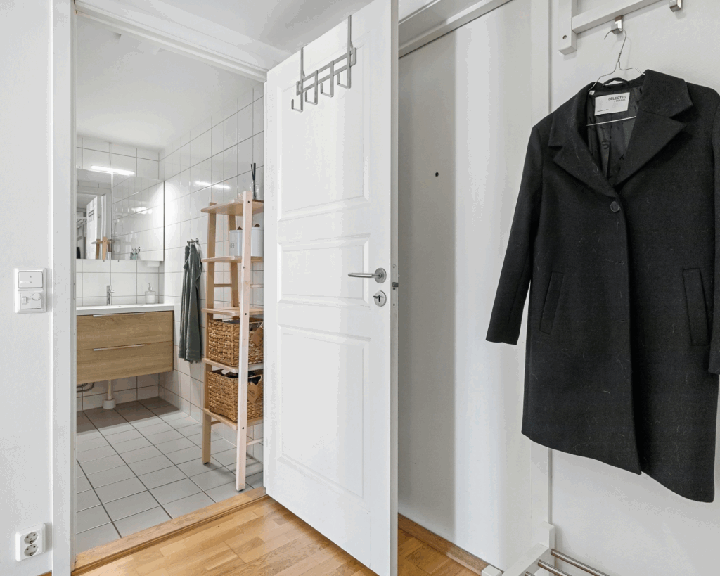 utilisation de crochets de portes dans la chambre et la salle de bain