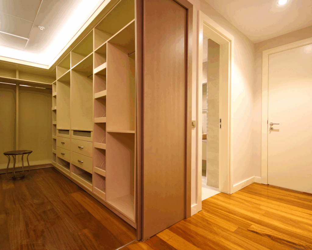 photo d'un espace intérieur avec l'aménagement d'un dressing